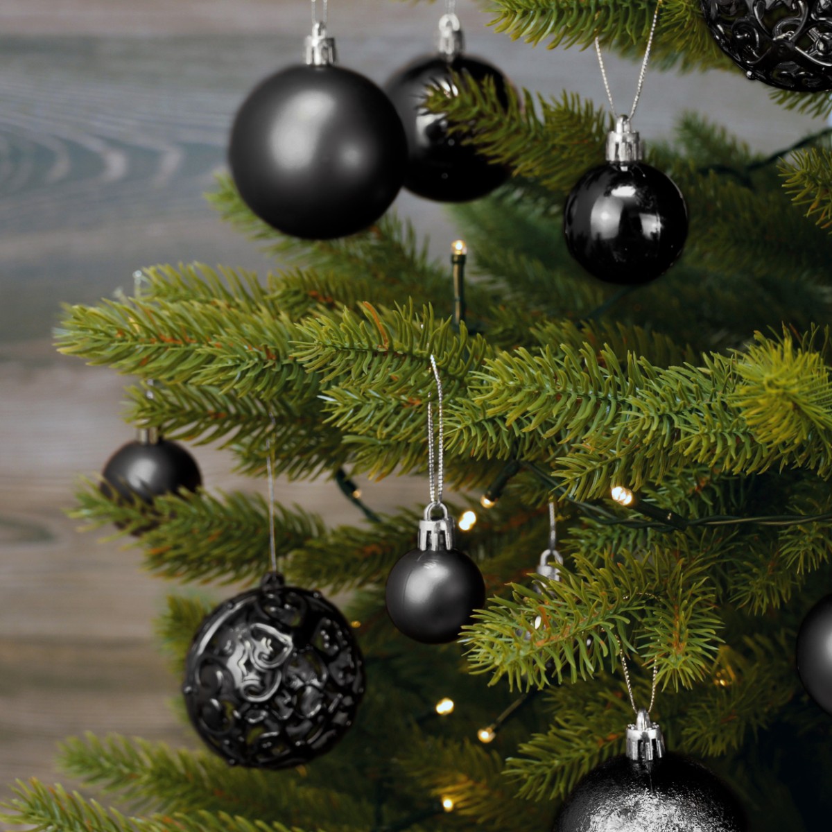 Bombki choinkowe w kolorze czarnym pięknie prezentują się na choince.